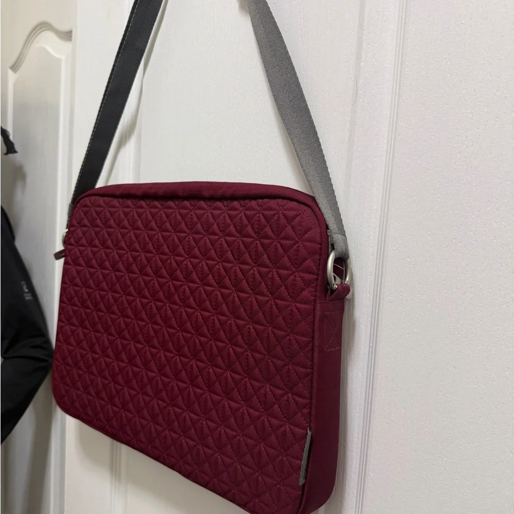 Belkin Quilted Burgundy Laptop Bag in new condition cond
